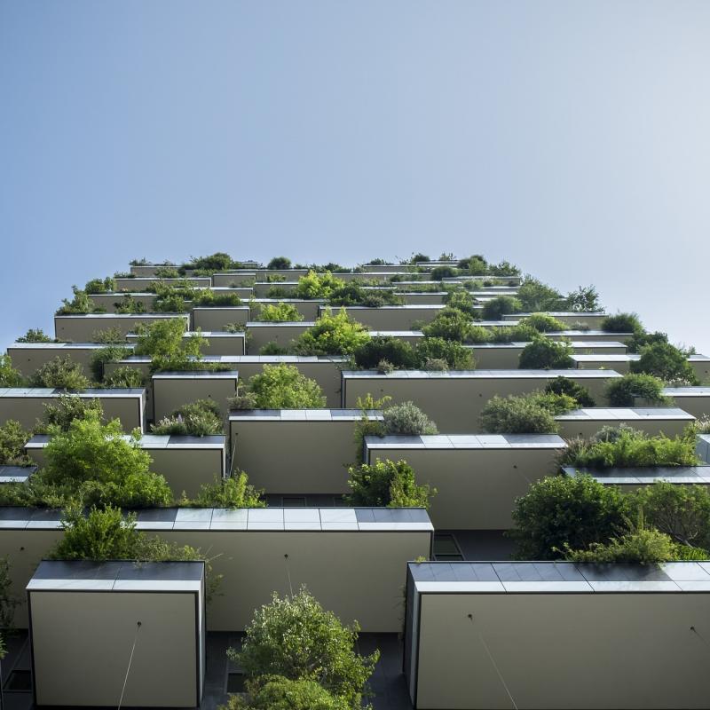 Modern flatgebouw met veel groen op de balkons.